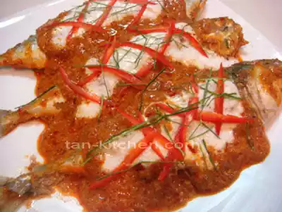 Mackerel in dried red curry recipe (choo-chee pla too)