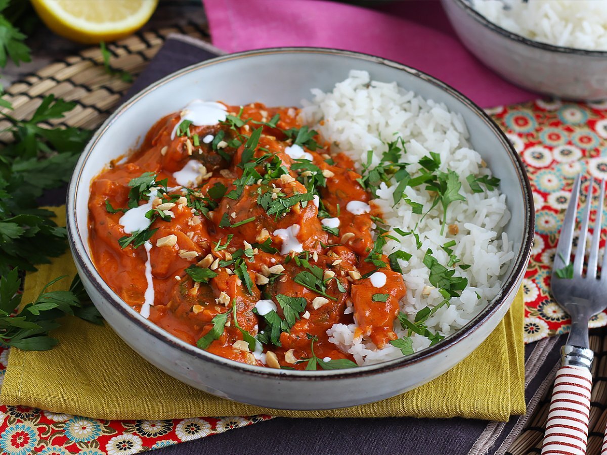 Malai Kofta vegan: chickpea and spinach balls with tomato and coconut sauce