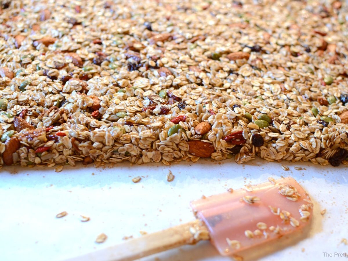 MAPLE OATMEAL NUT GRANOLA BARS:THE PRETTY FEED