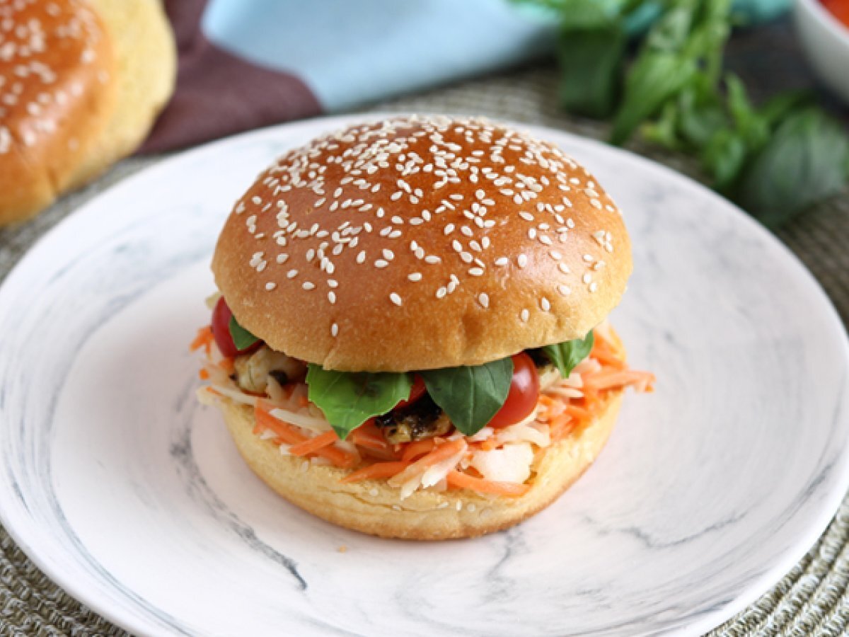 Marinated chicken sandwich with coleslaw, tomatoes, and basil - photo 2