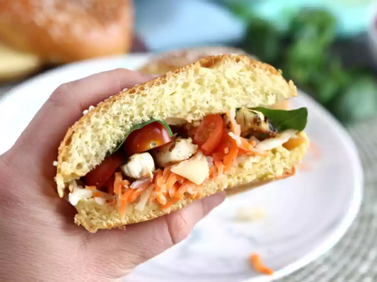 Marinated chicken sandwich with coleslaw, tomatoes, and basil - photo 3