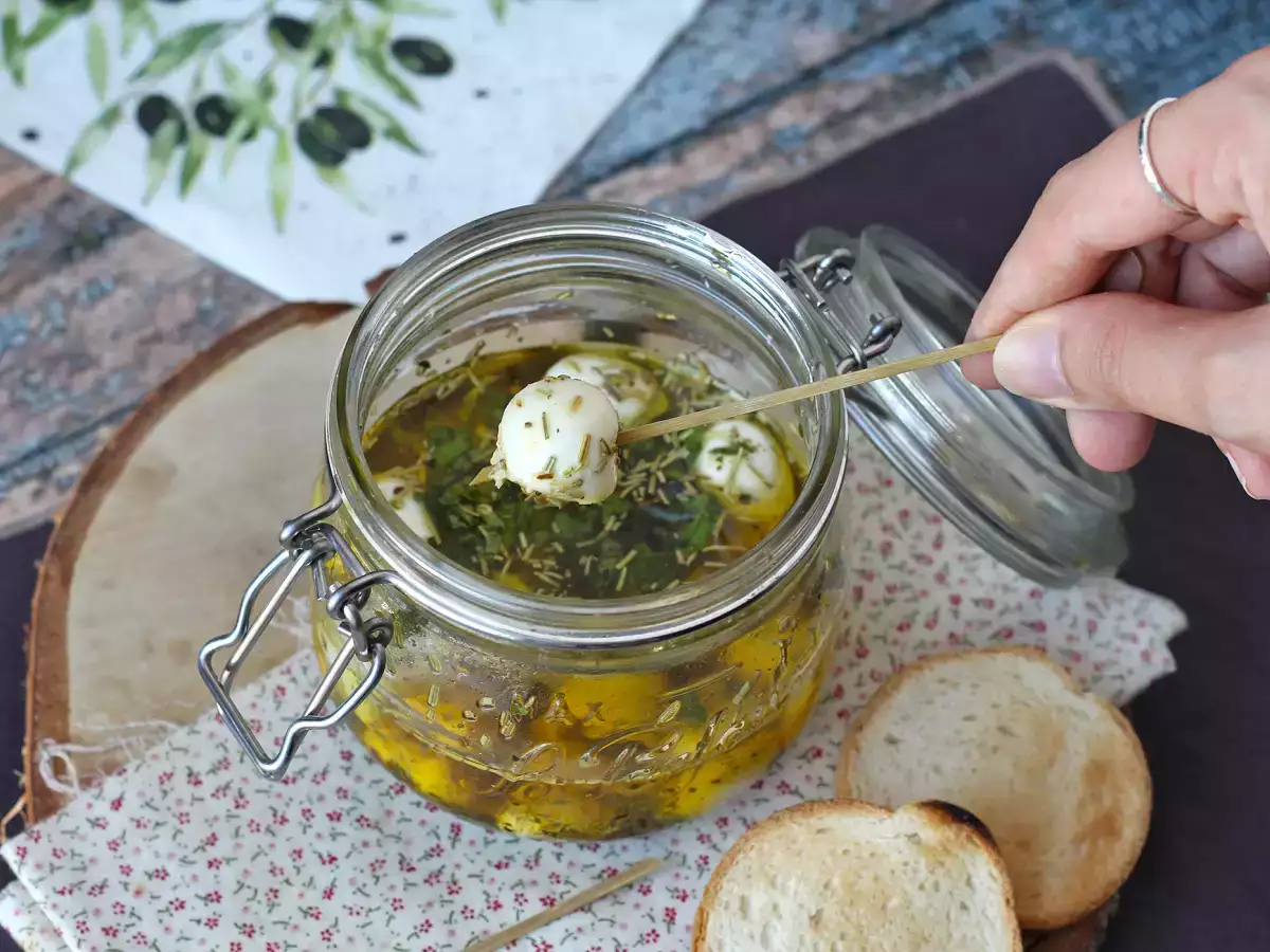 Marinated mozzarella balls, for aperitifs or salads!