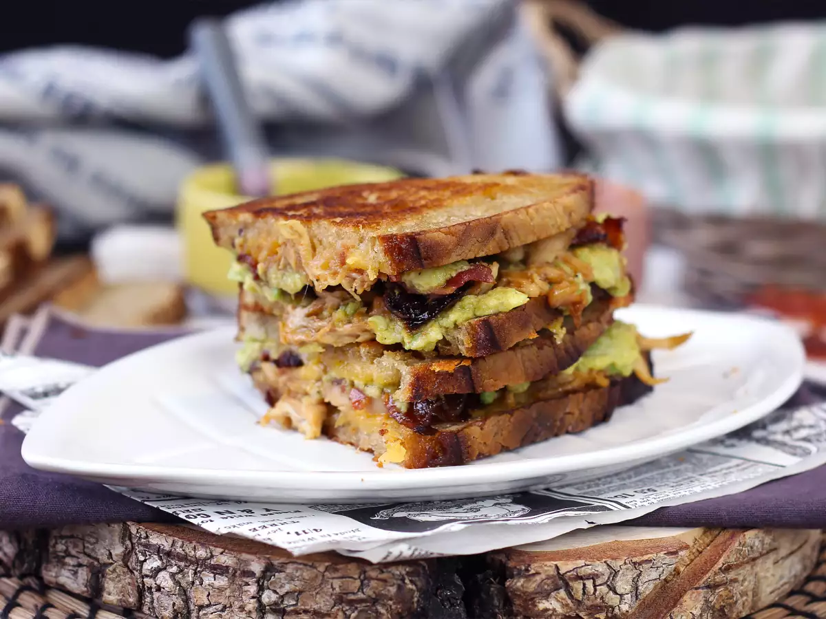 Maxi American-Style Grilled Cheese Sandwich: Chicken, Avocado, Bacon - photo 4