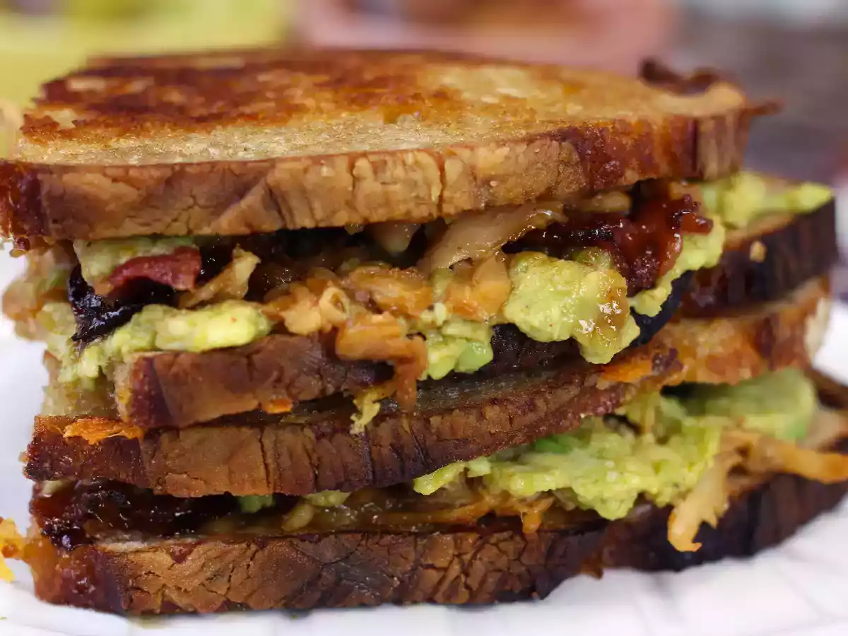 Maxi grilled cheese sandwich: cheddar, shredded chicken, avocado, bacon - photo 3