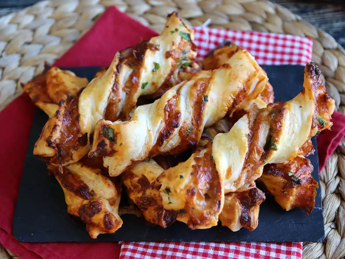 Maxi puff pastry twists (tomato, ham, mozzarella, parsley)