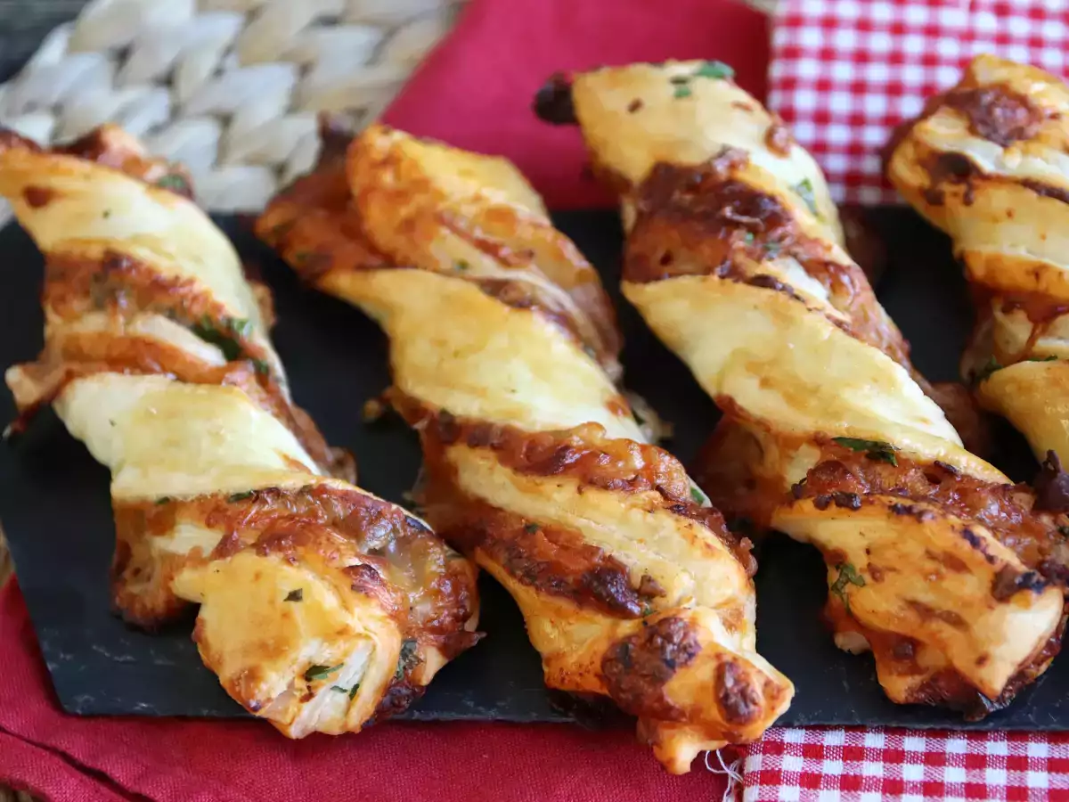 Maxi puff pastry twists (tomato, ham, mozzarella, parsley) - photo 2