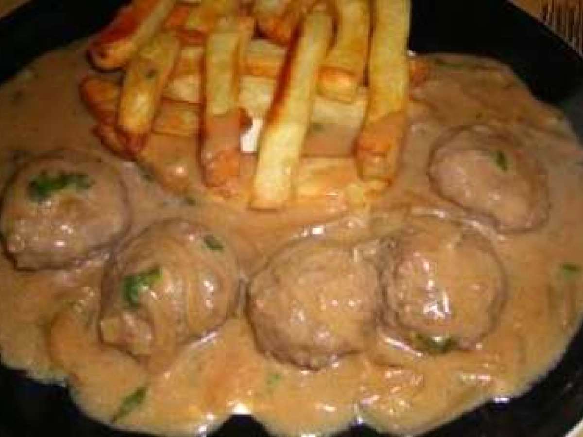Meat balls in a creamy coriander sauce and oven fries ( better t