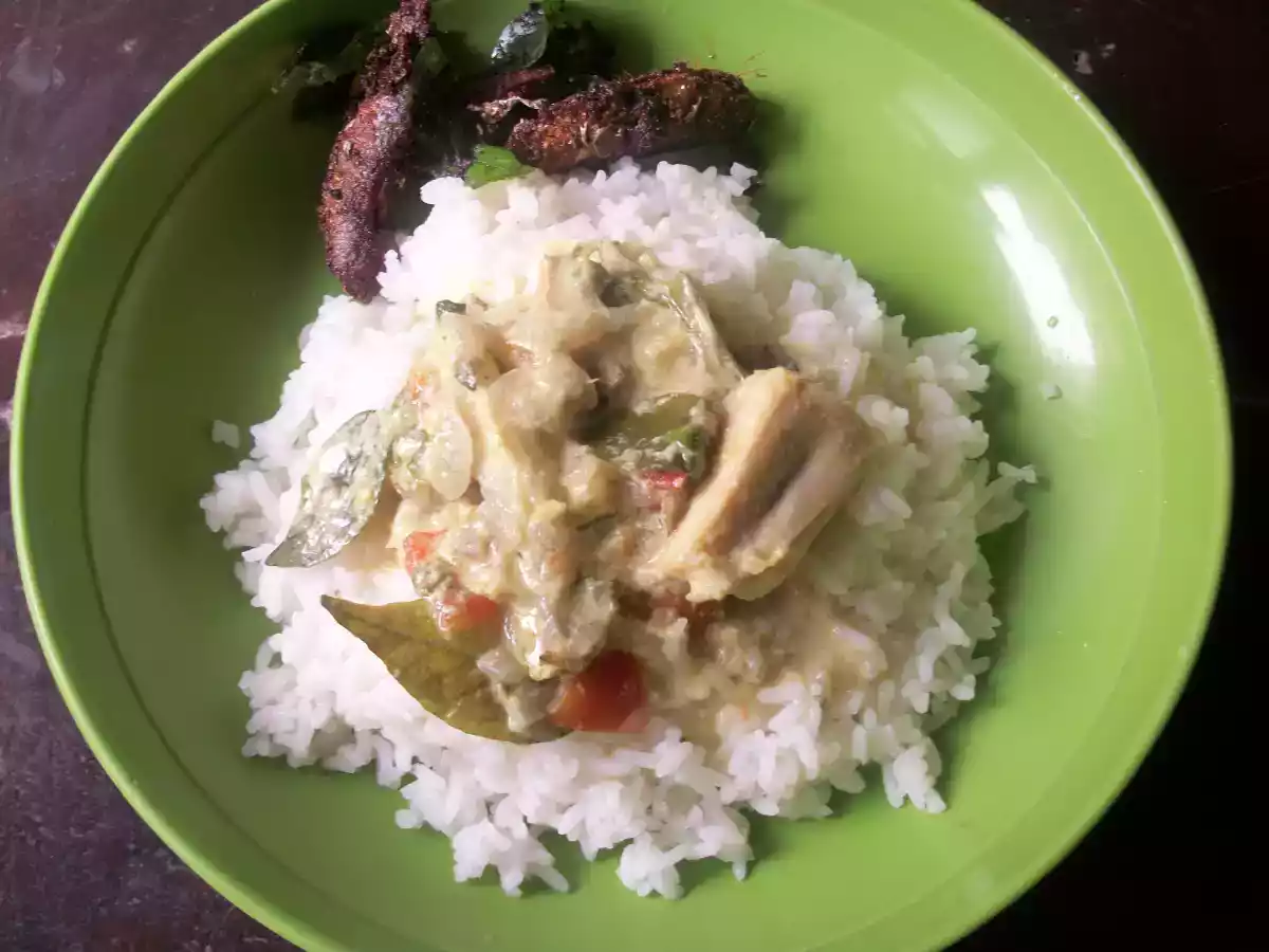Meen Molee(Fish cooked in Coconut Milk)