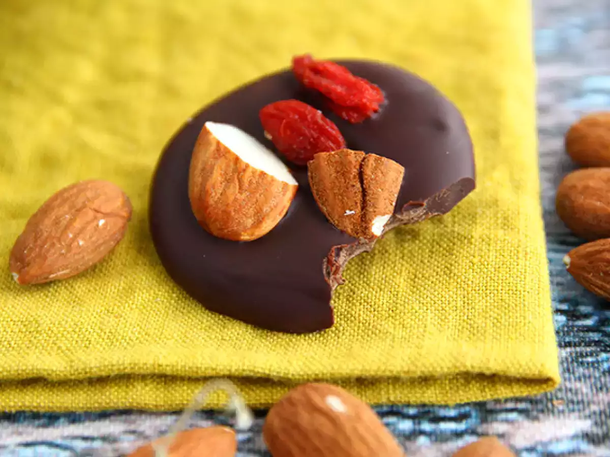Mendiants: chocolate discs with dried fruit and nuts - photo 3