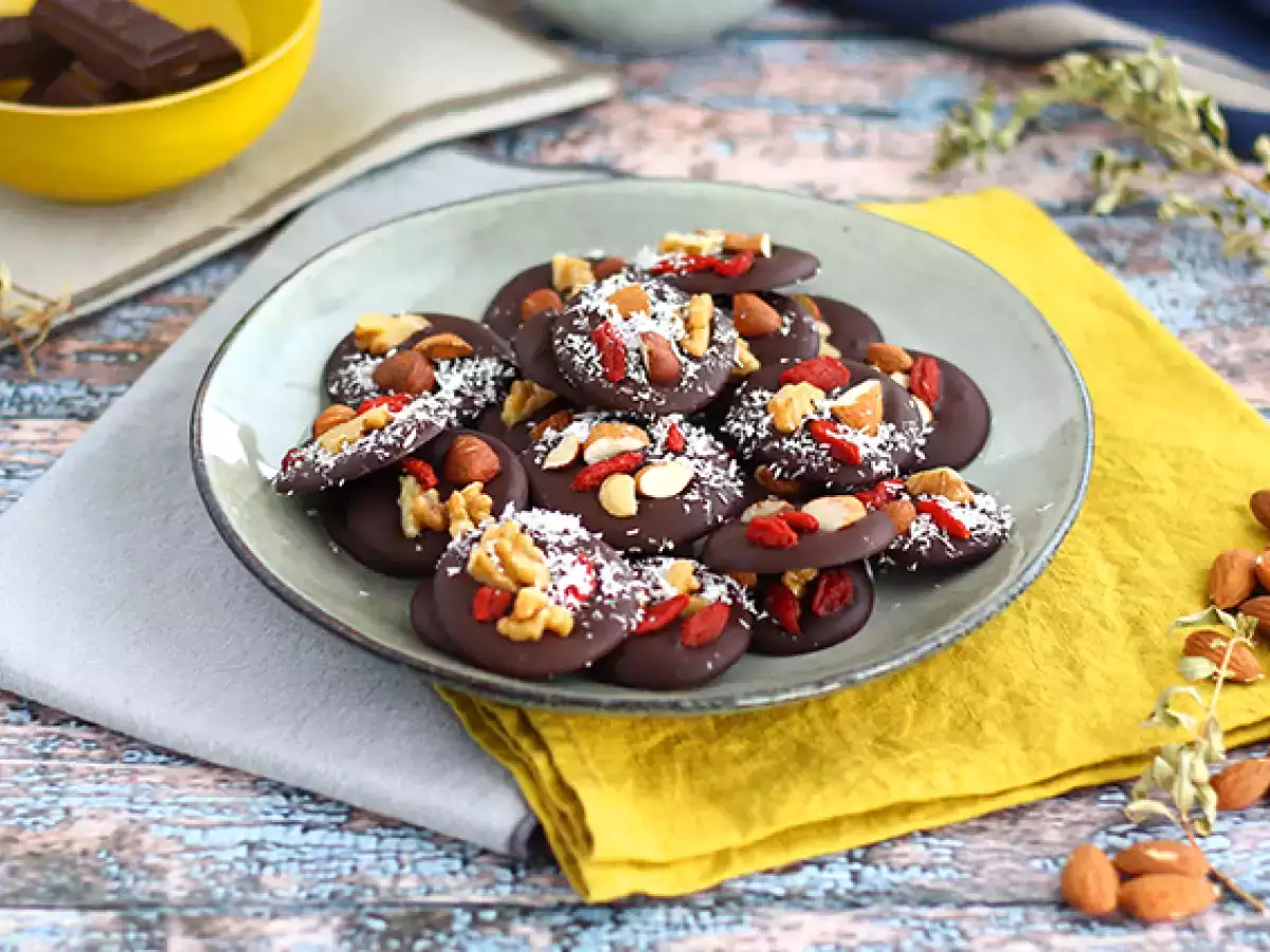 Mendiants: chocolate discs with dried fruit and nuts - photo 4