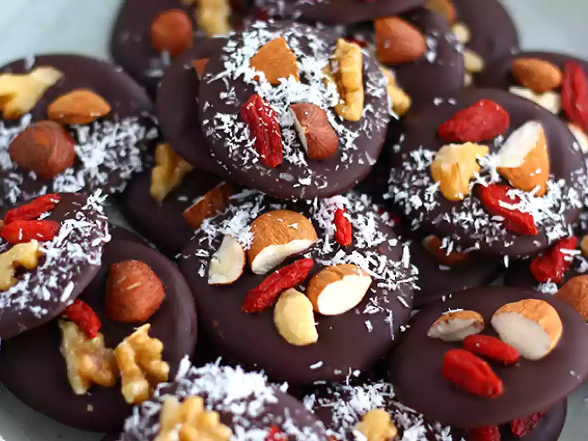 Mendiants: chocolate with dried fruits - photo 2