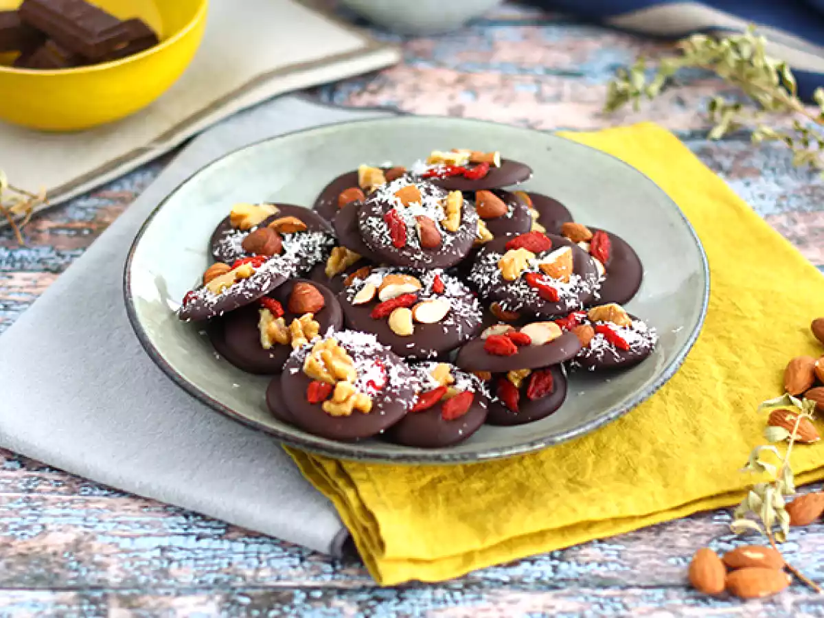 Mendiants: chocolate with dried fruits - photo 4