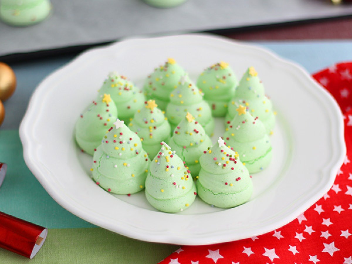 Meringue Christmas trees - Video recipe !