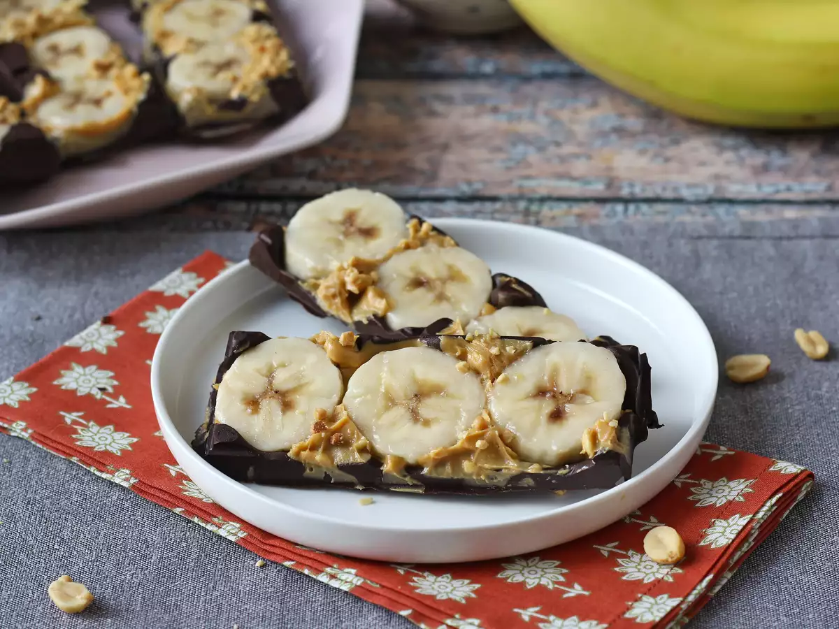 Mini banana, peanut butter and chocolate bars, indulgent and with no added sugar - photo 2