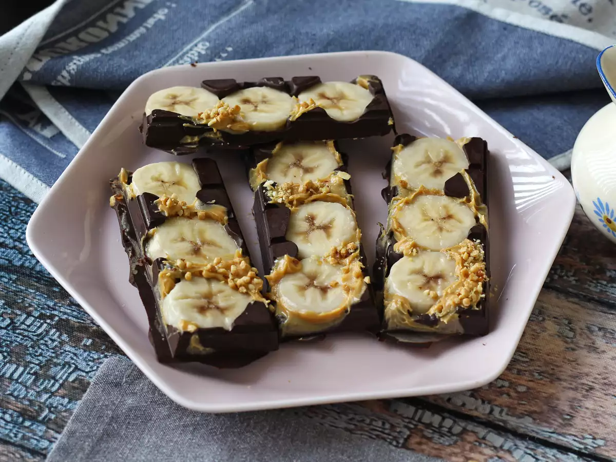 Mini banana, peanut butter and chocolate bars, indulgent and with no added sugar - photo 3