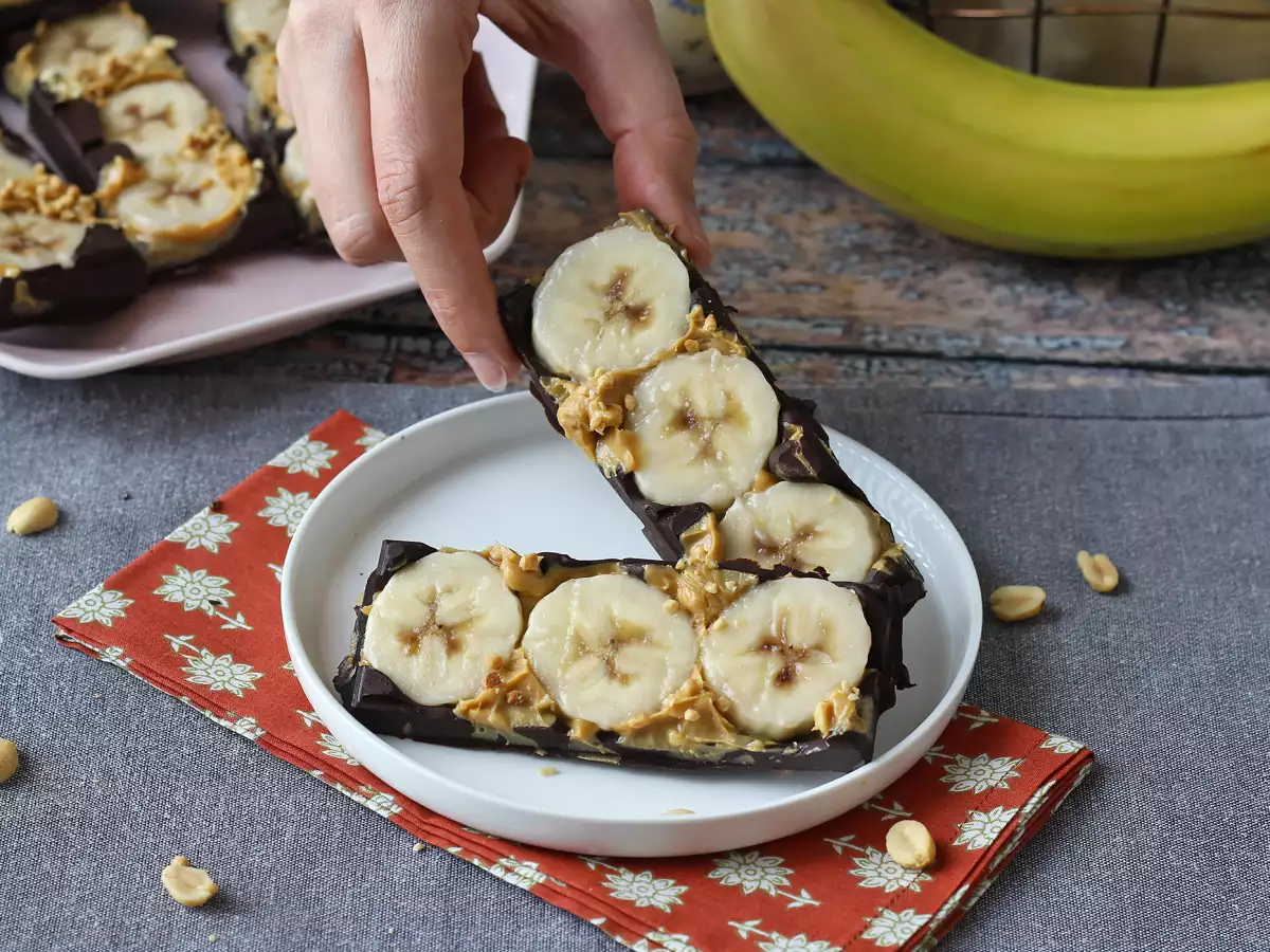Mini banana, peanut butter and chocolate bars, indulgent and with no added sugar - photo 4