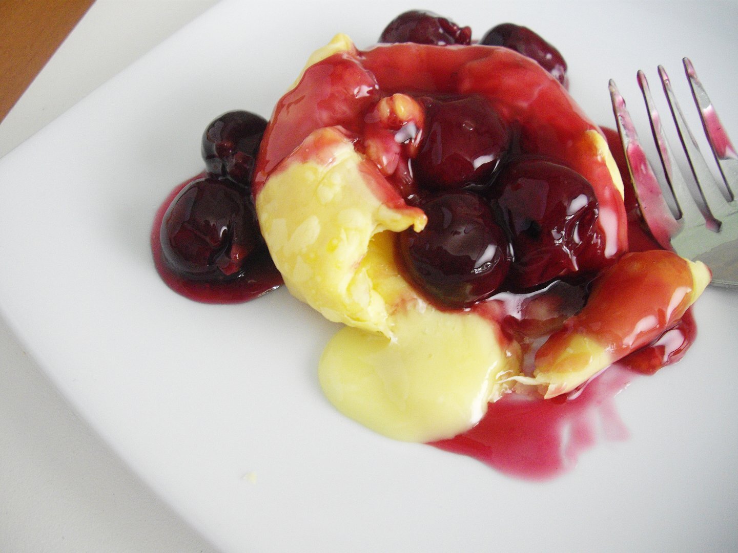 Mini brie en croute with cherry sauce Recipe Petitchef