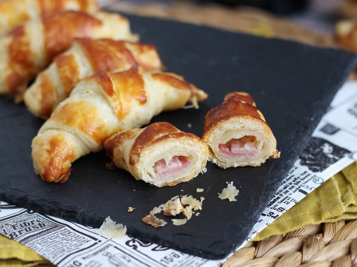 Mini croissants stuffed with ham, cheese and bechamel sauce