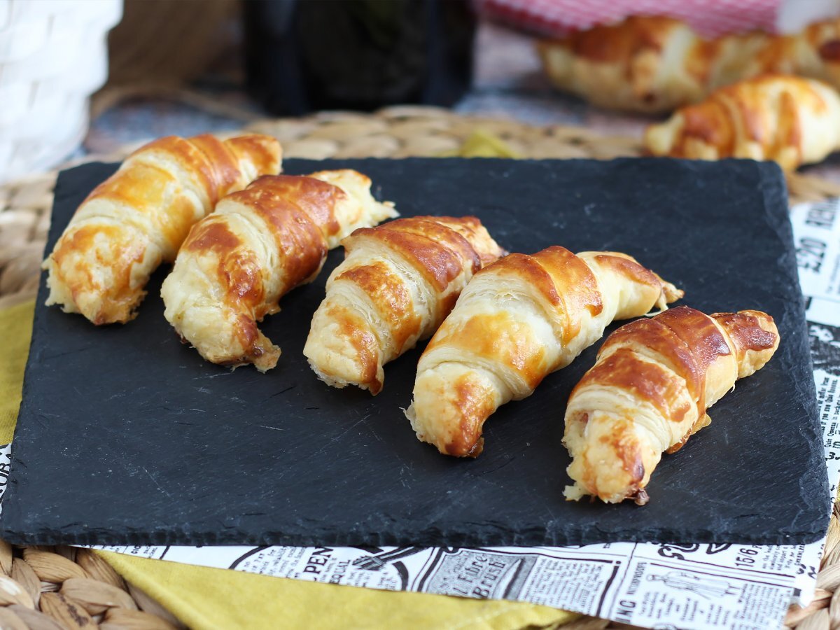 Mini croissants stuffed with ham, cheese and bechamel sauce - photo 2