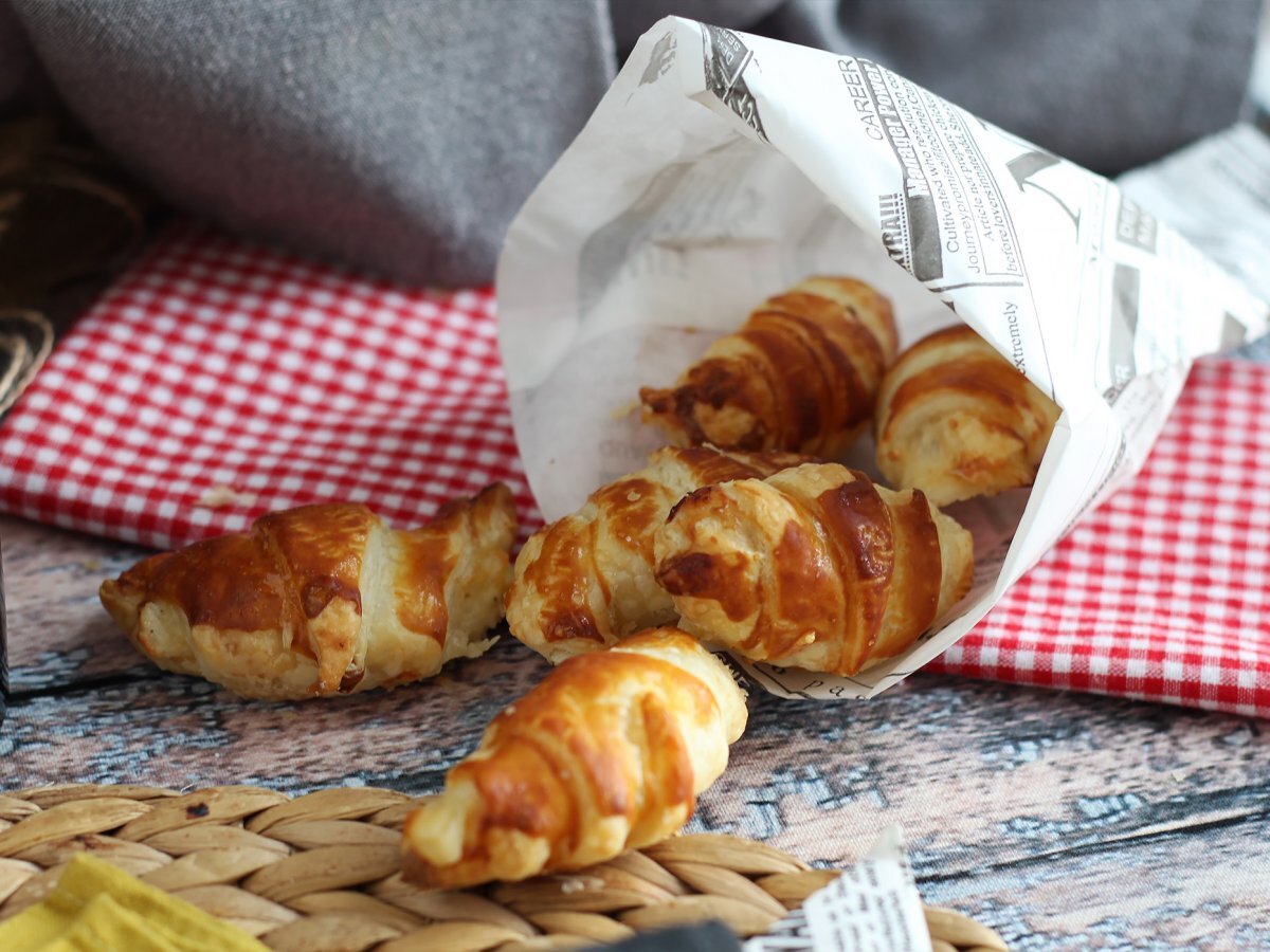 Mini croissants stuffed with ham, cheese and bechamel sauce - photo 3