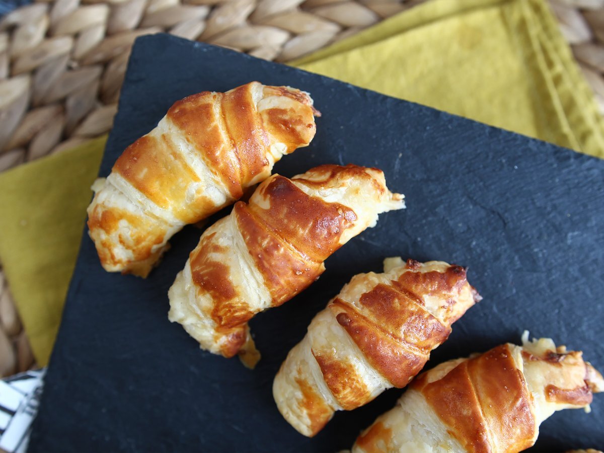 Mini croissants stuffed with ham, cheese and bechamel sauce - photo 4