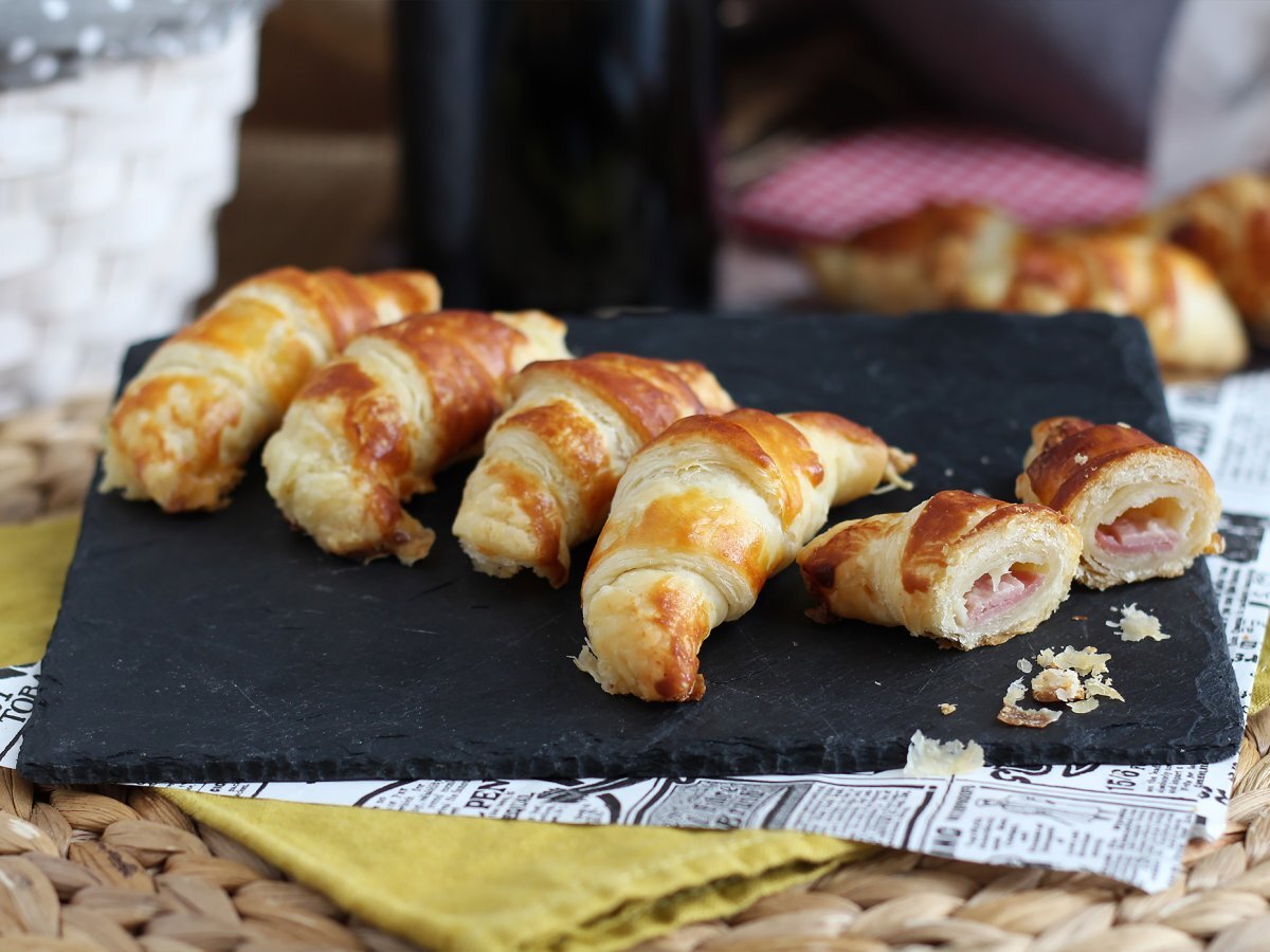 Mini croissants stuffed with ham, cheese and bechamel sauce - photo 5