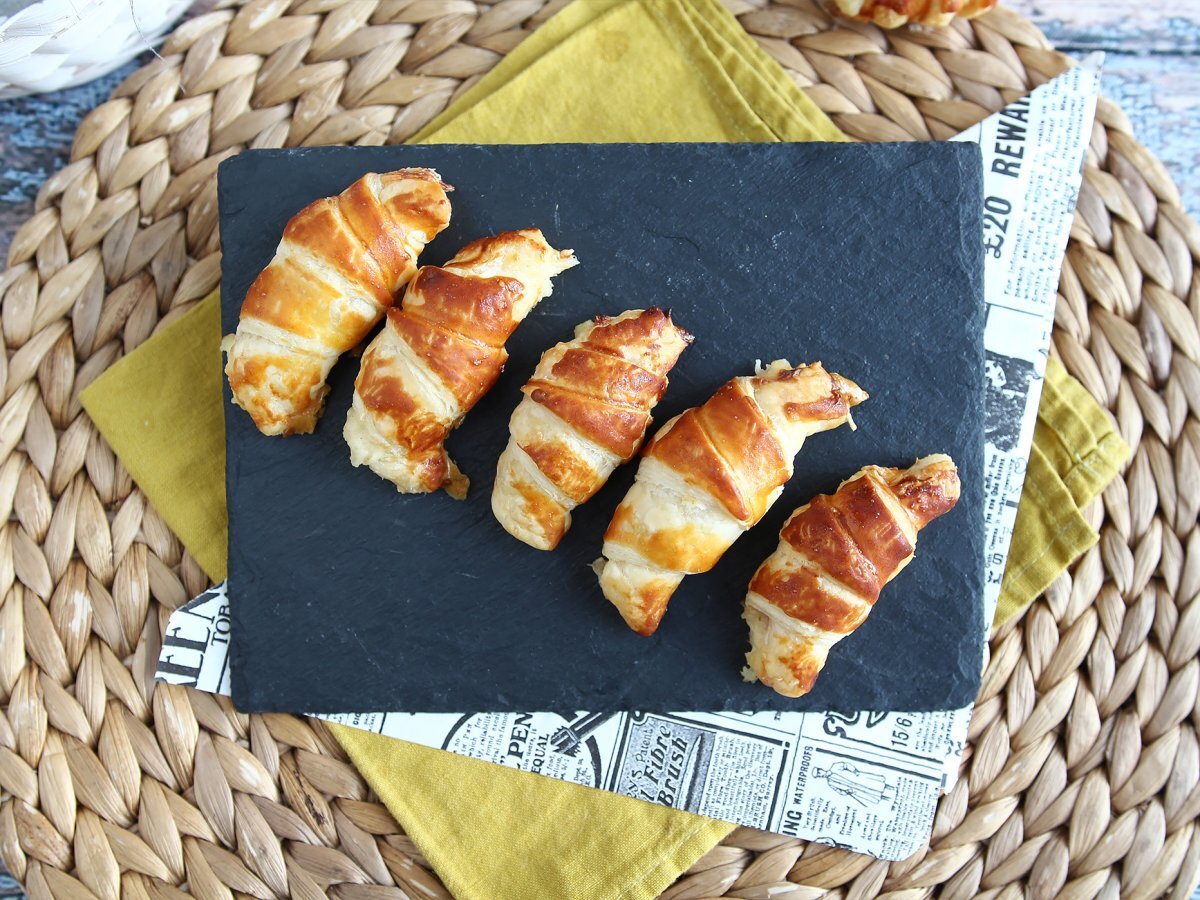 Mini croissants stuffed with ham, cheese and bechamel sauce - photo 6