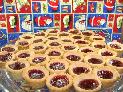 Mini-linzer torte cups recipe for your christmas tray