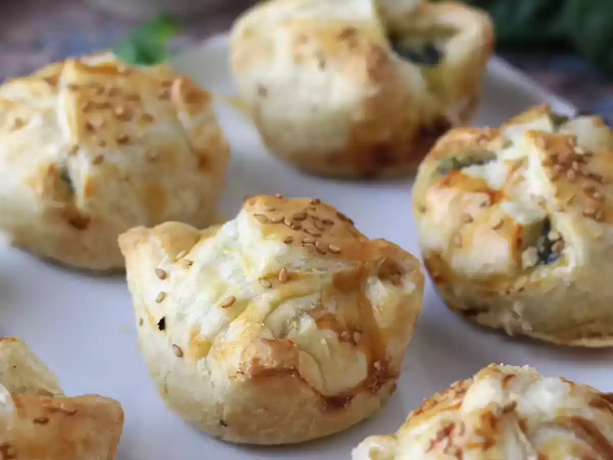 Mini spinach and goat's cheese puff pastries - photo 2