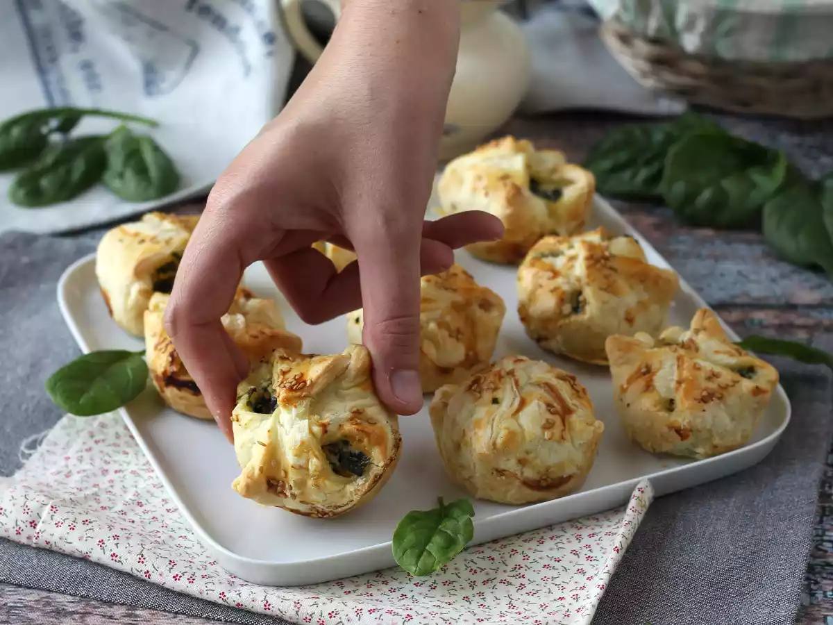 Mini spinach and goat's cheese puff pastries - photo 3