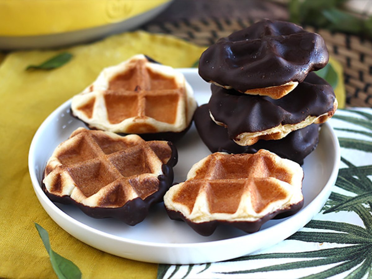 Mini waffles with chocolate