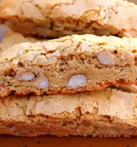 Mom's almond slices recipe: a simple and tasty treat