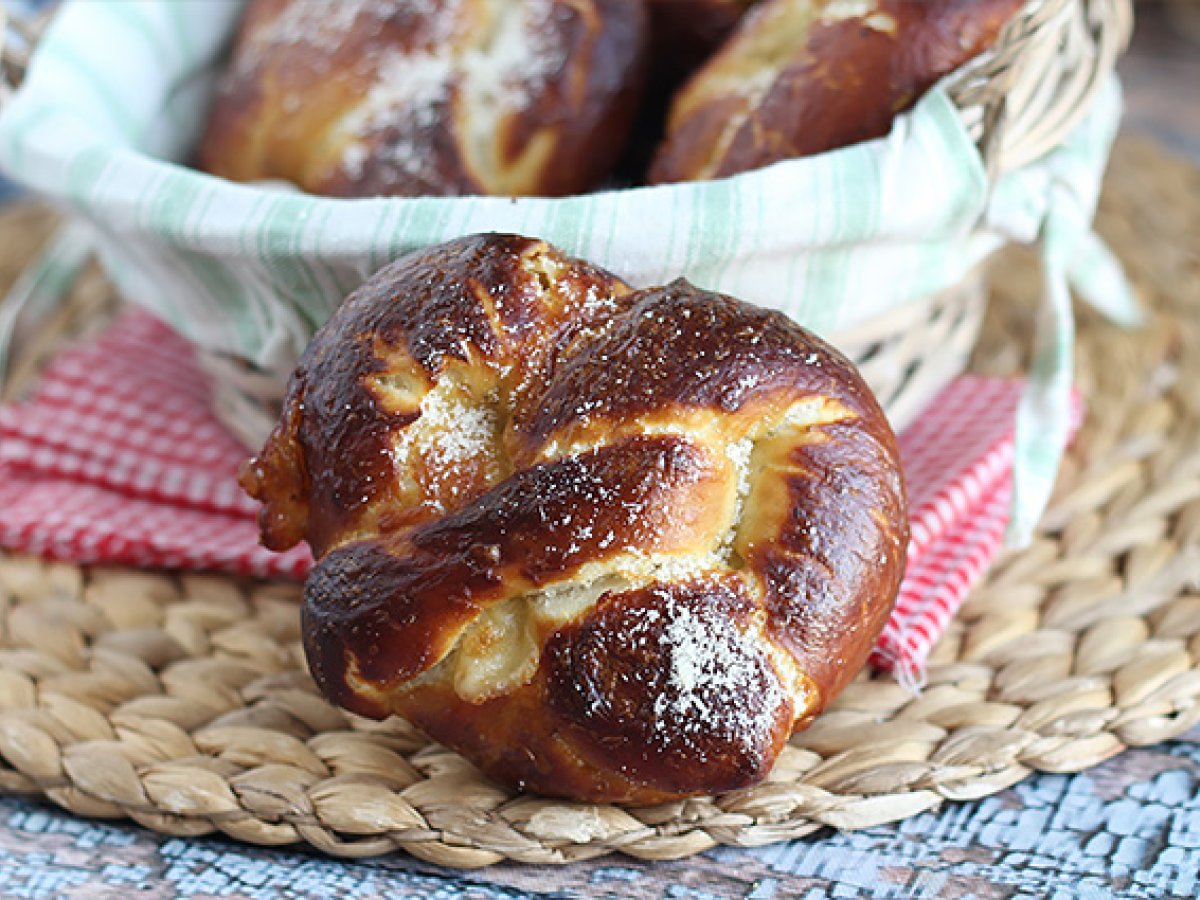 Mozzarella and rosemary pretzels