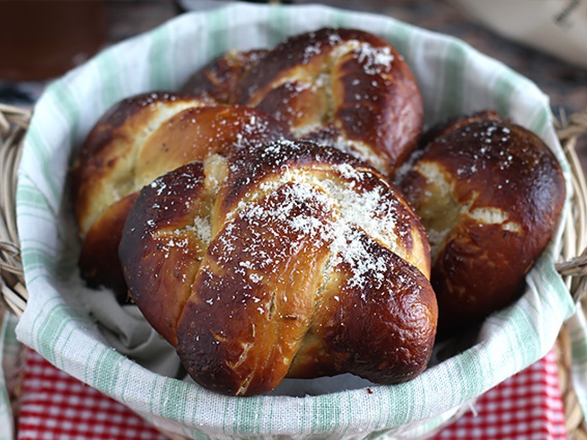 Mozzarella and rosemary pretzels - photo 4
