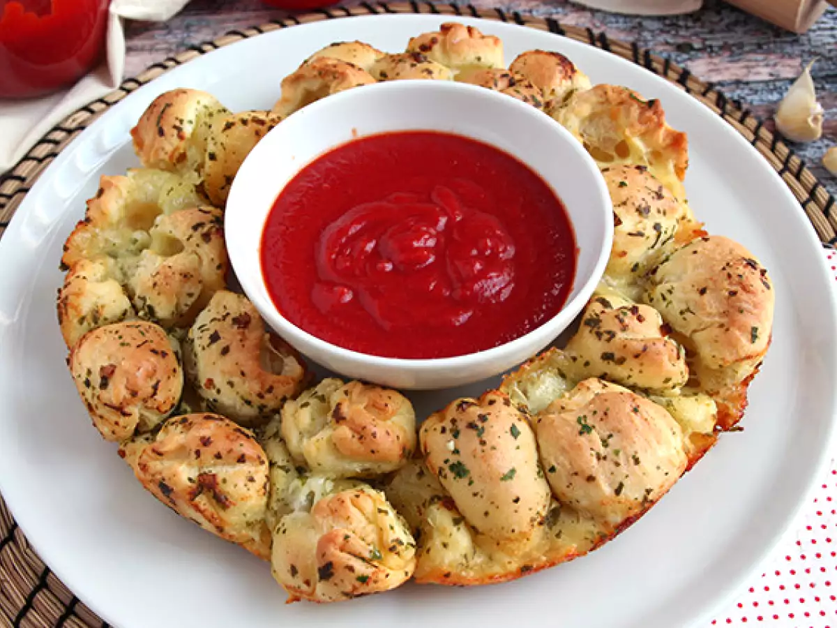 Mozzarella-Stuffed Pizza Crown - photo 2