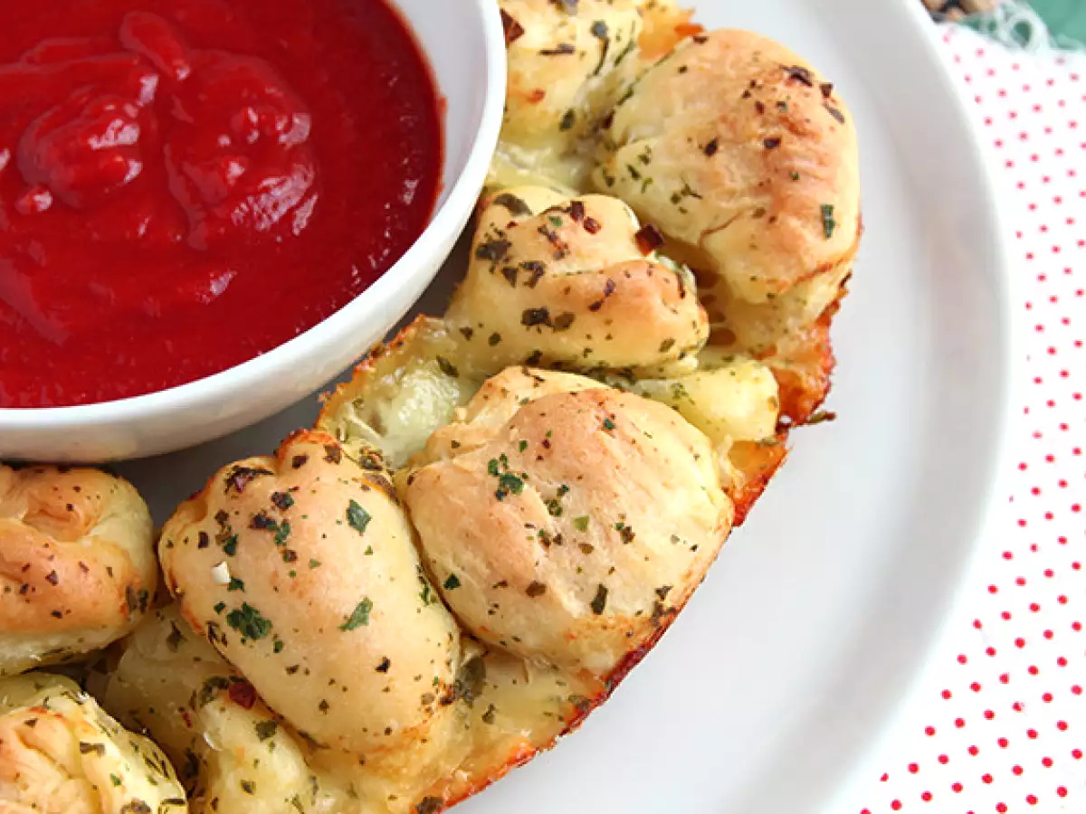 Mozzarella-Stuffed Pizza Crown - photo 4