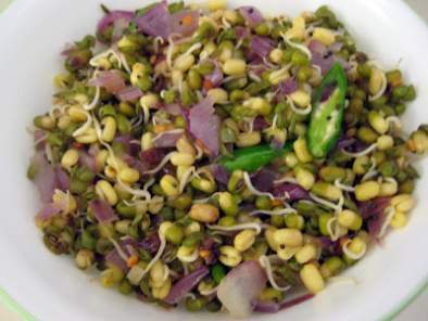 Mulai payaru Sundal (Mung sprouts salad)