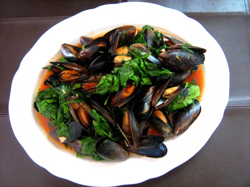 Mussels and Spinach in Tomato Broth, photo 1