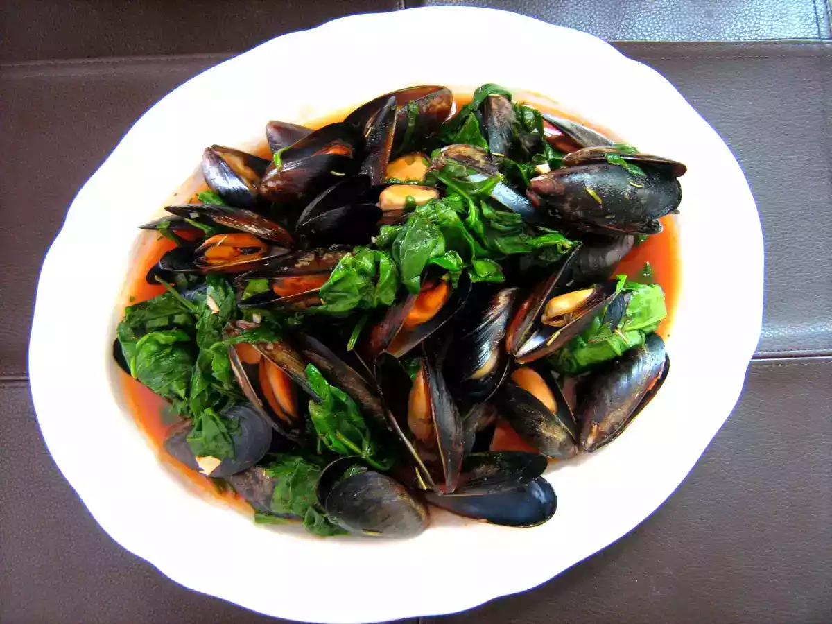 Mussels and Spinach in Tomato Broth