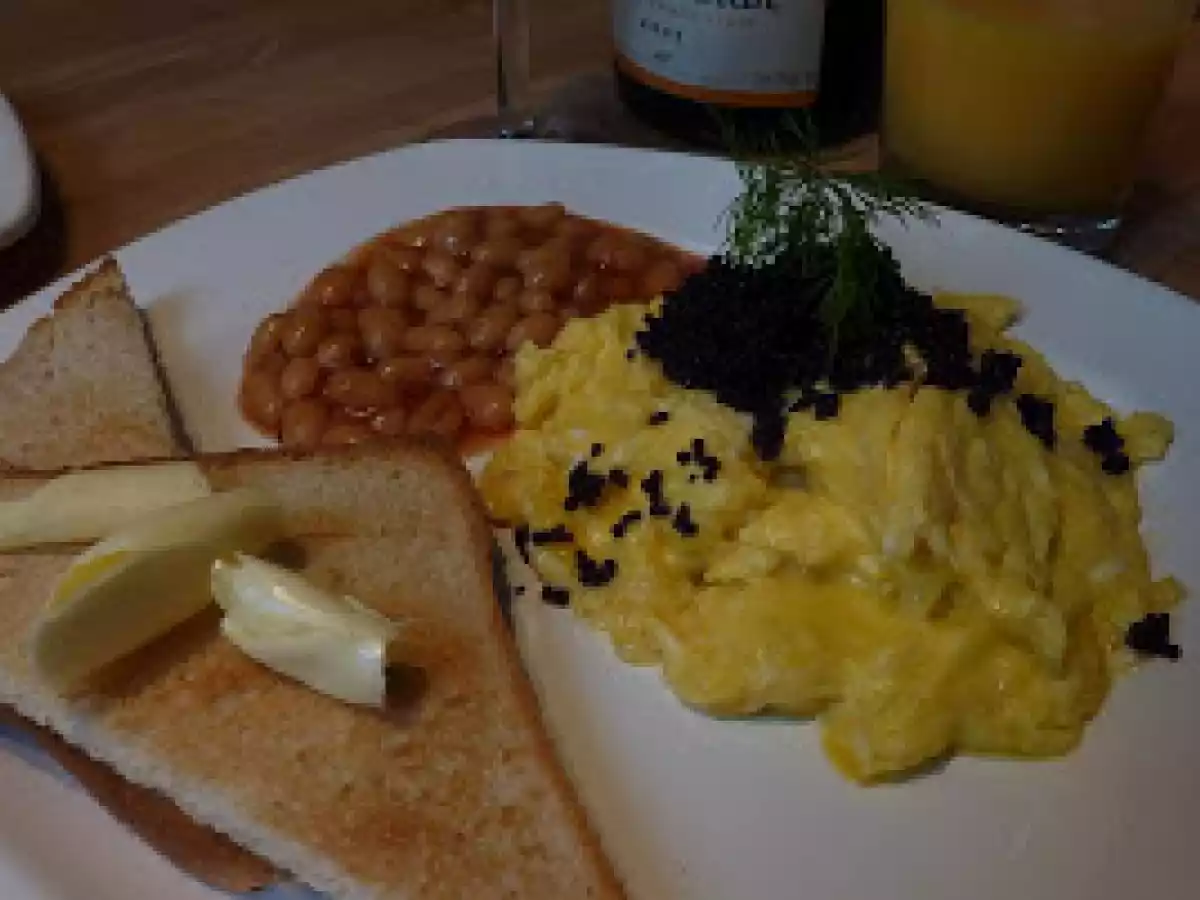 My special New Year's champagne breakfast Part 1: scrambled eggs with caviar on toast
