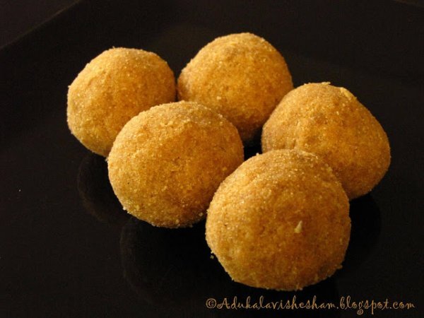 Naadan Ariyunda / Rice Ladoo