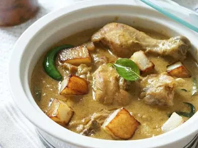 Nadan Kozhi Curry (A simple Kerala Style Chicken Curry with Fried Potatoes)