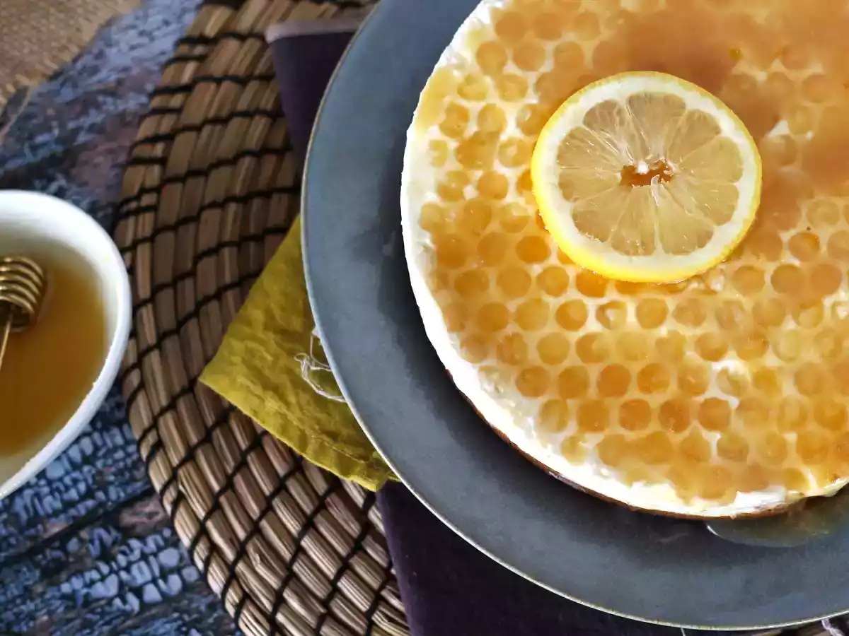 No-bake lemon and honey cheesecake (cake decoration tutorial)