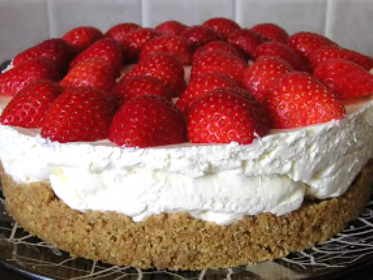 No-Bake vanilla and strawberry cheesecake
