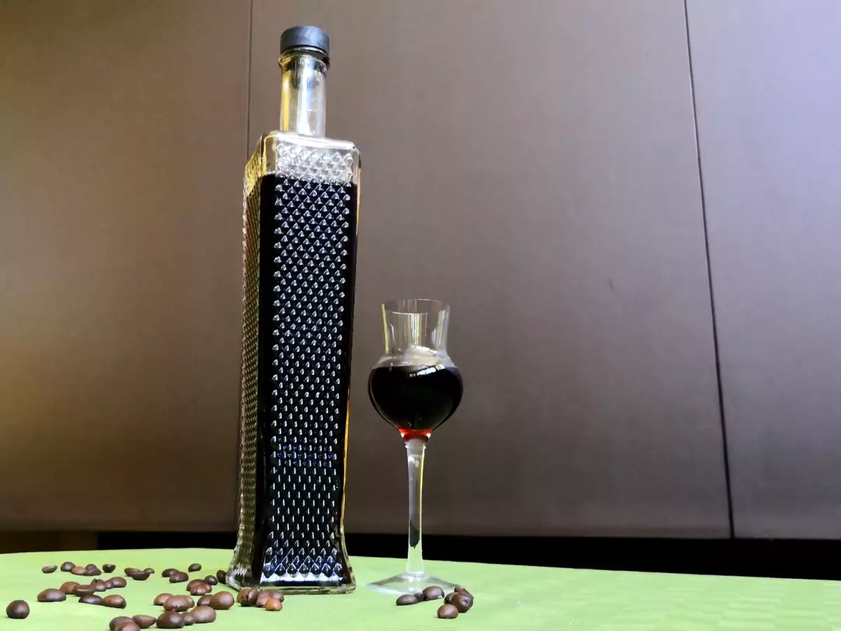Nocino: the recipe and ingredients for making it at home - photo 4