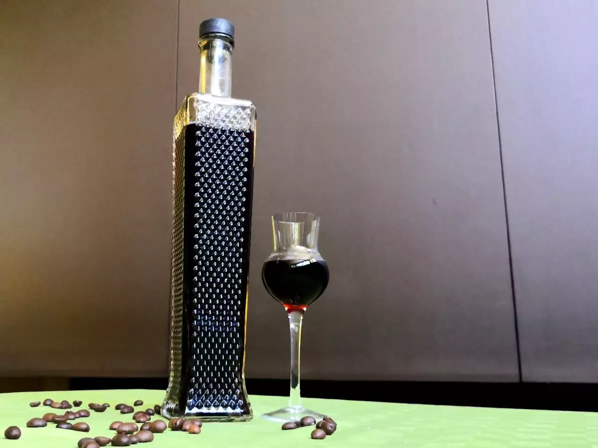 Nocino: traditional Italian walnut liqueur - photo 4