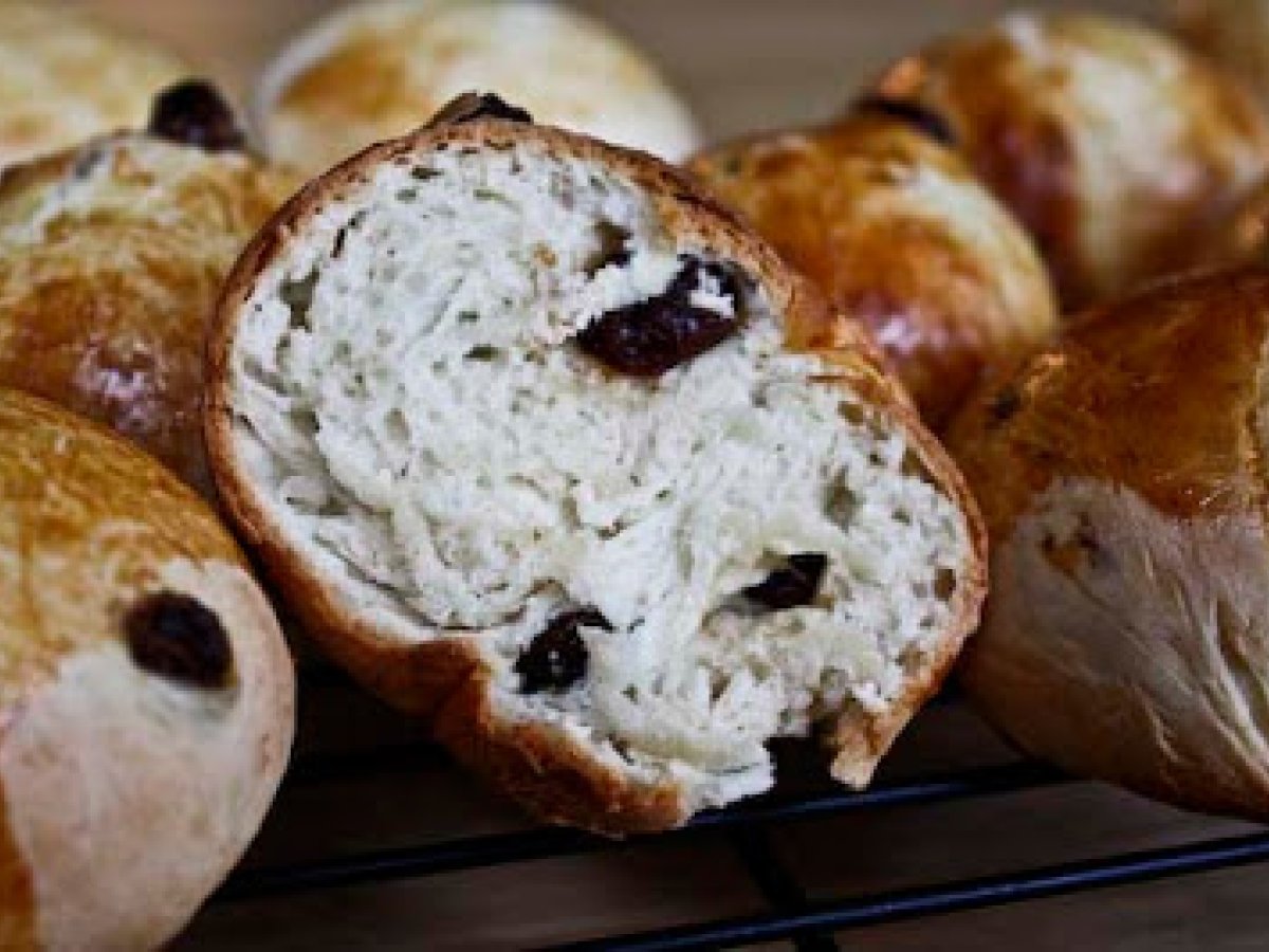 Norwegian Cardamom-Raisin Buns - photo 2