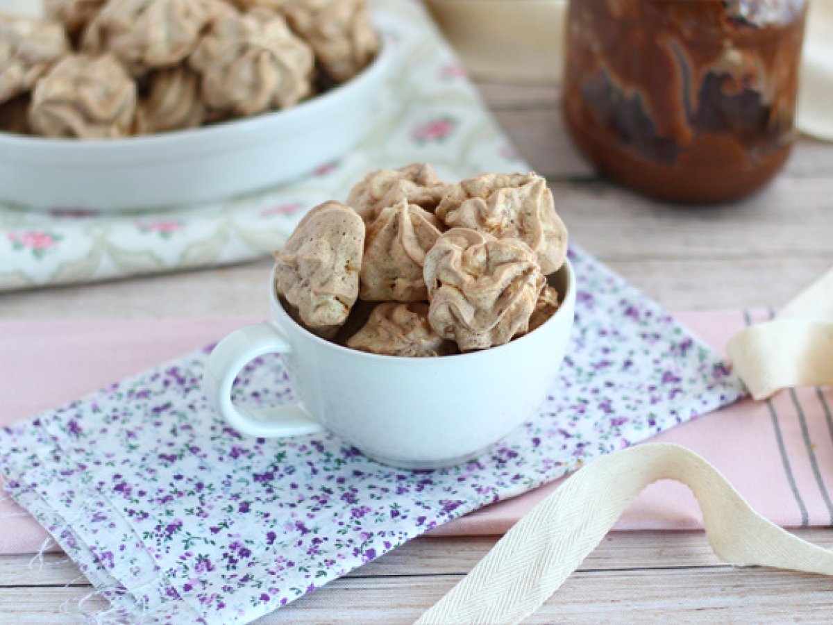 Nutella meringue cookies