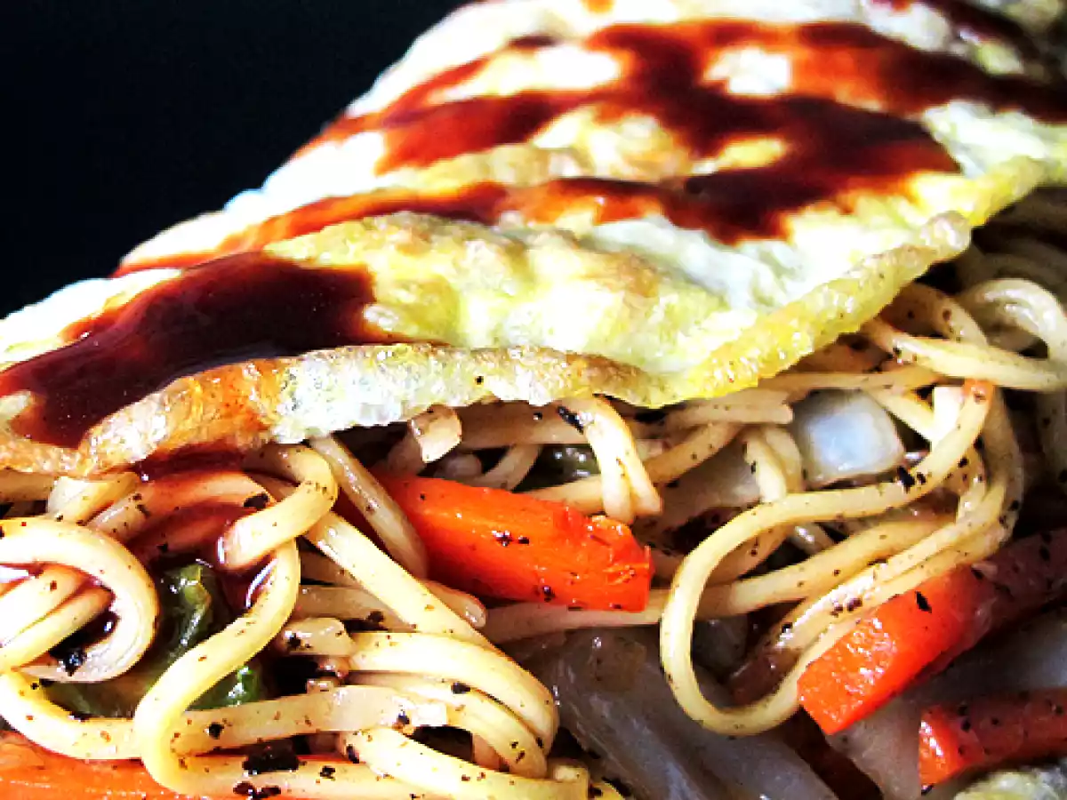 Omusoba (Japanese omelet with stir fried noodles and veggetables