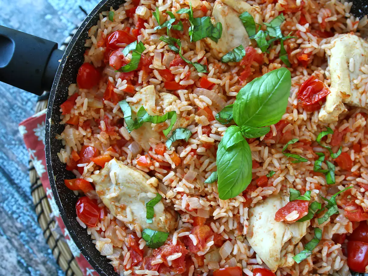 One-pot chicken dish with rice, tomatoes, and bell peppers - photo 2